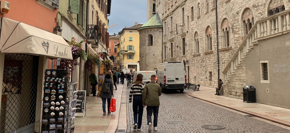 Viabilità, stop dal 2 novembre a moto e auto in via Garibaldi: “Obiettivo privilegiare bici e pedoni”